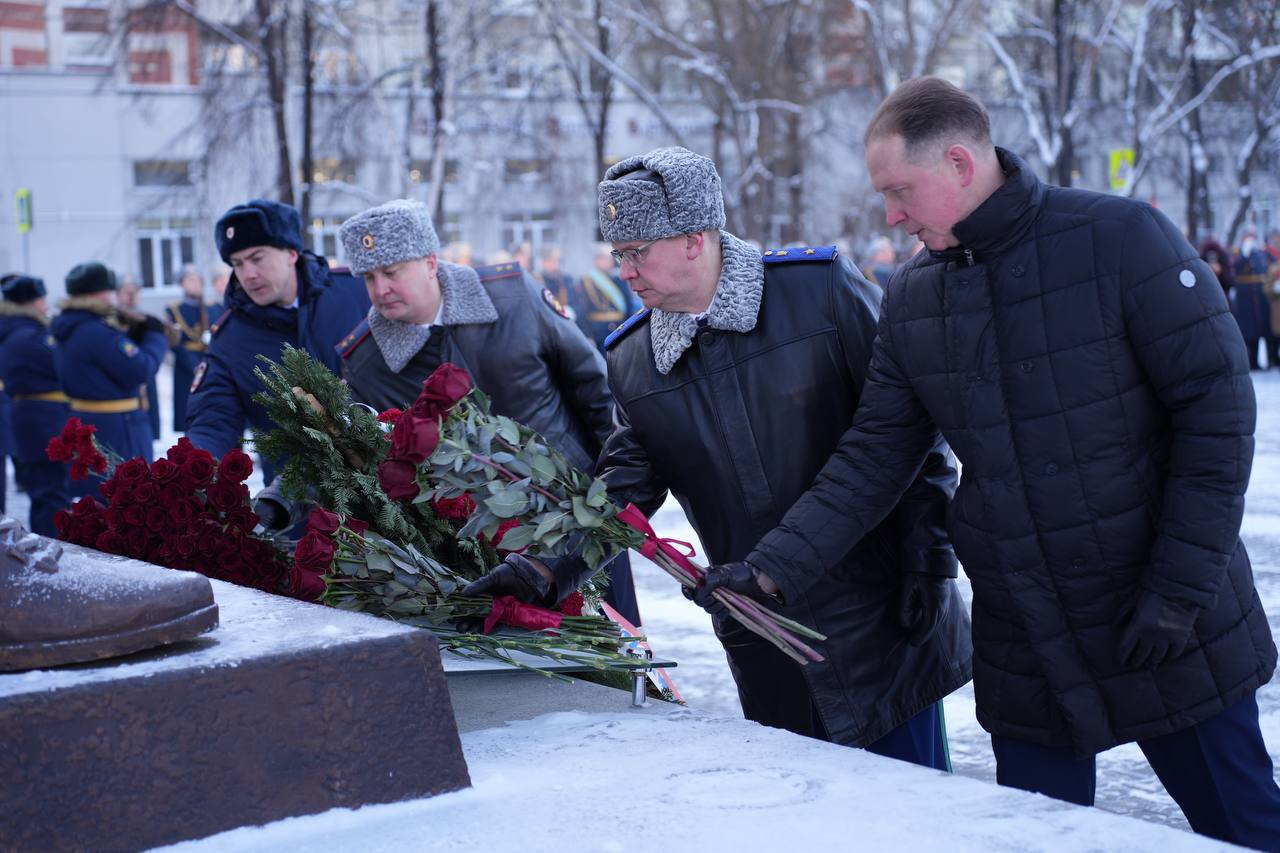 В Челябинске состоялось торжественное возложение цветов и венков в День Героев Отечества В Челябинске состоялось торжественное возложение цветов и венков в День Героев Отечества
