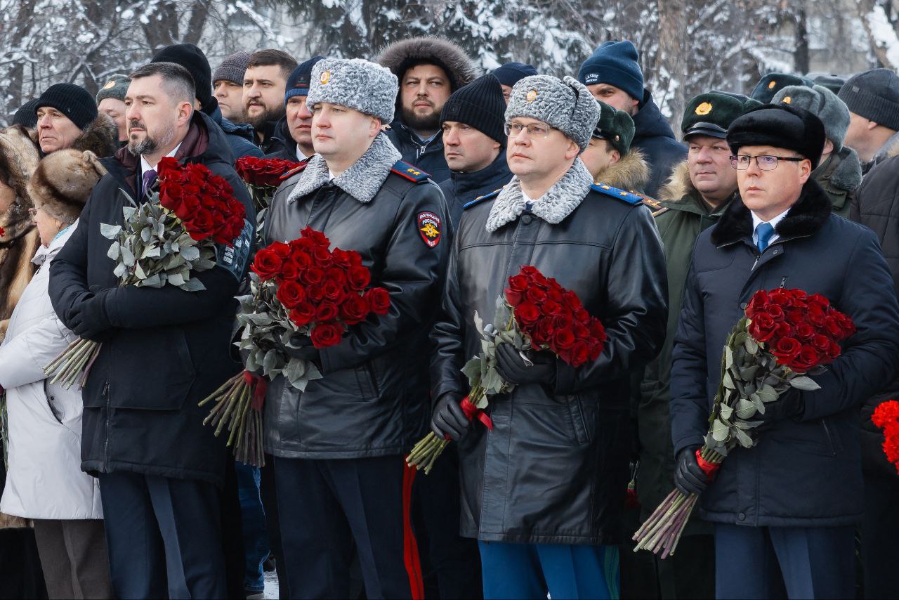 В Челябинске почтили память Героев Отечества В Челябинске почтили память Героев Отечества