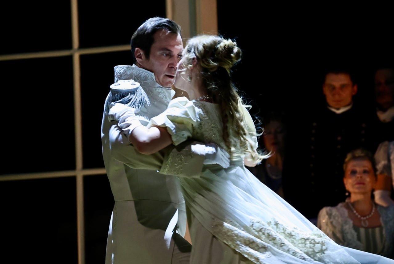 Южноуральцам показали спектакль «Ростовы» о семье из «Войны и мира» Южноуральцам показали спектакль «Ростовы» о семье из «Войны и мира»