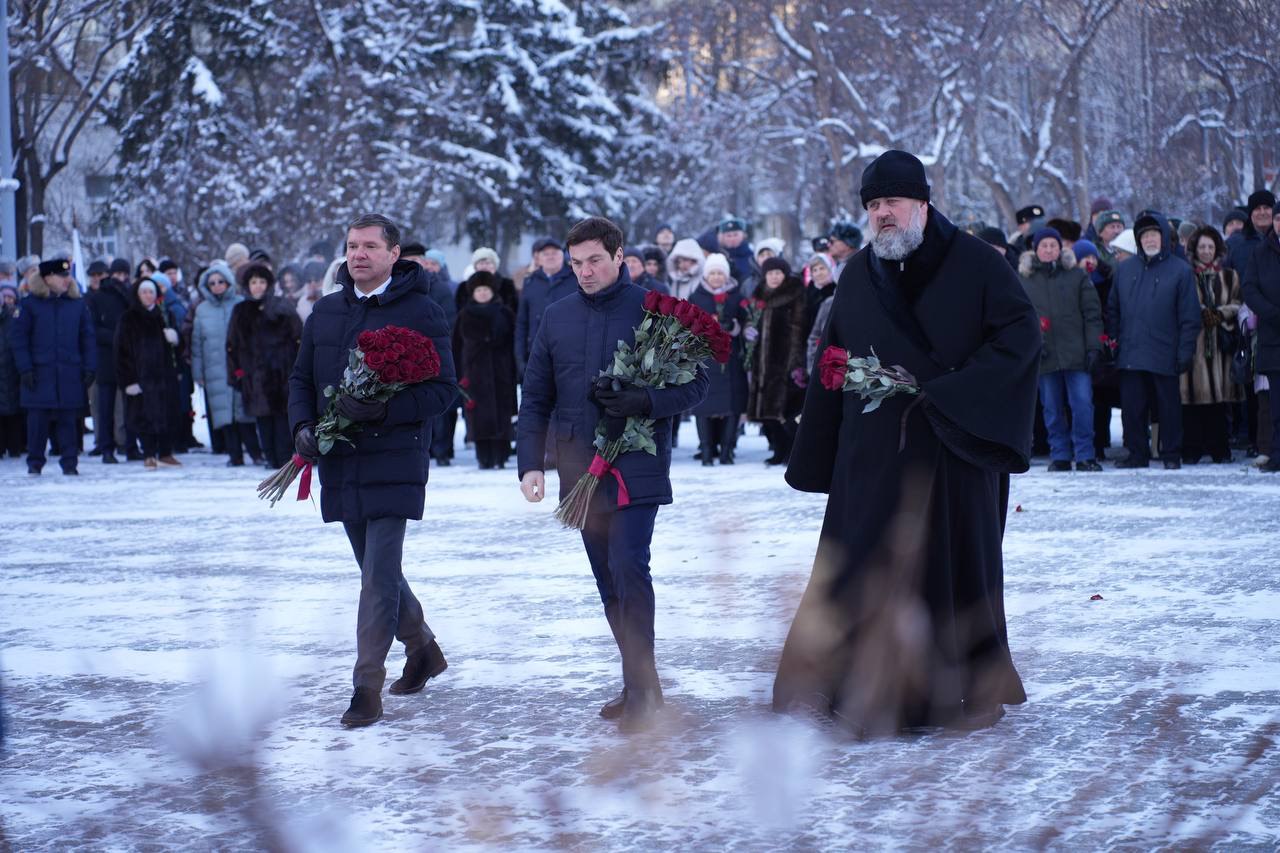 Память Героев Отечества в Челябинске почтили возложением цветов Память Героев Отечества в Челябинске почтили возложением цветов