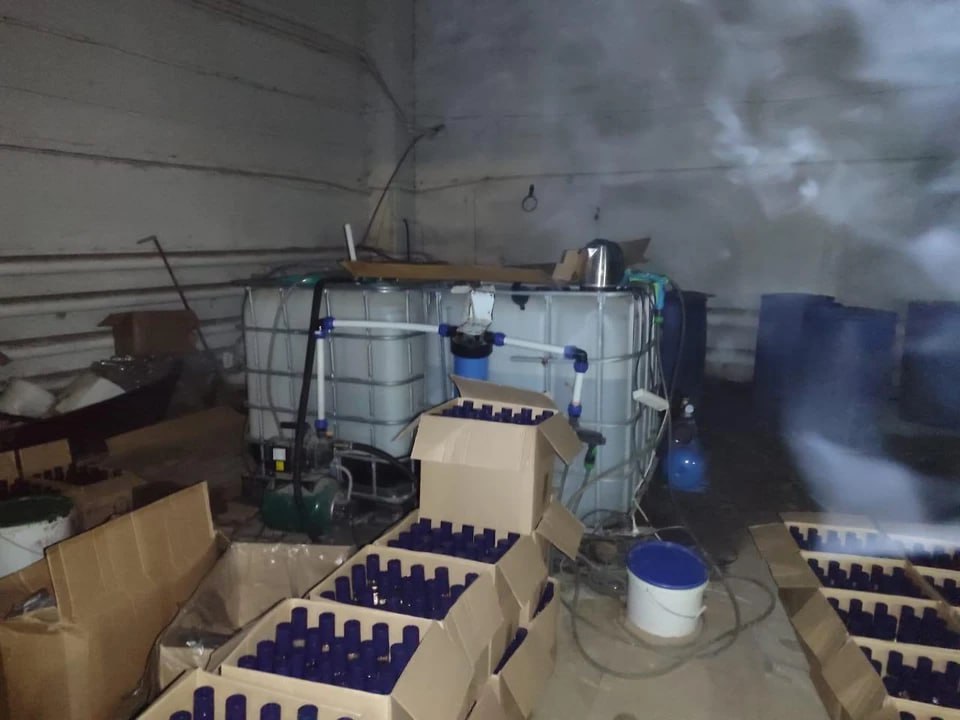 В Каслях обнаружили подпольный цех по производству спиртного