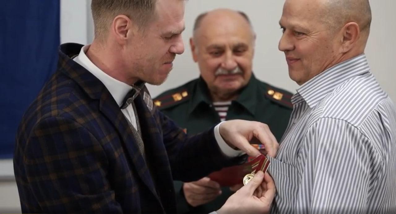 Дворника из Челябинска наградили медалью за помощь раненым бойцам СВО