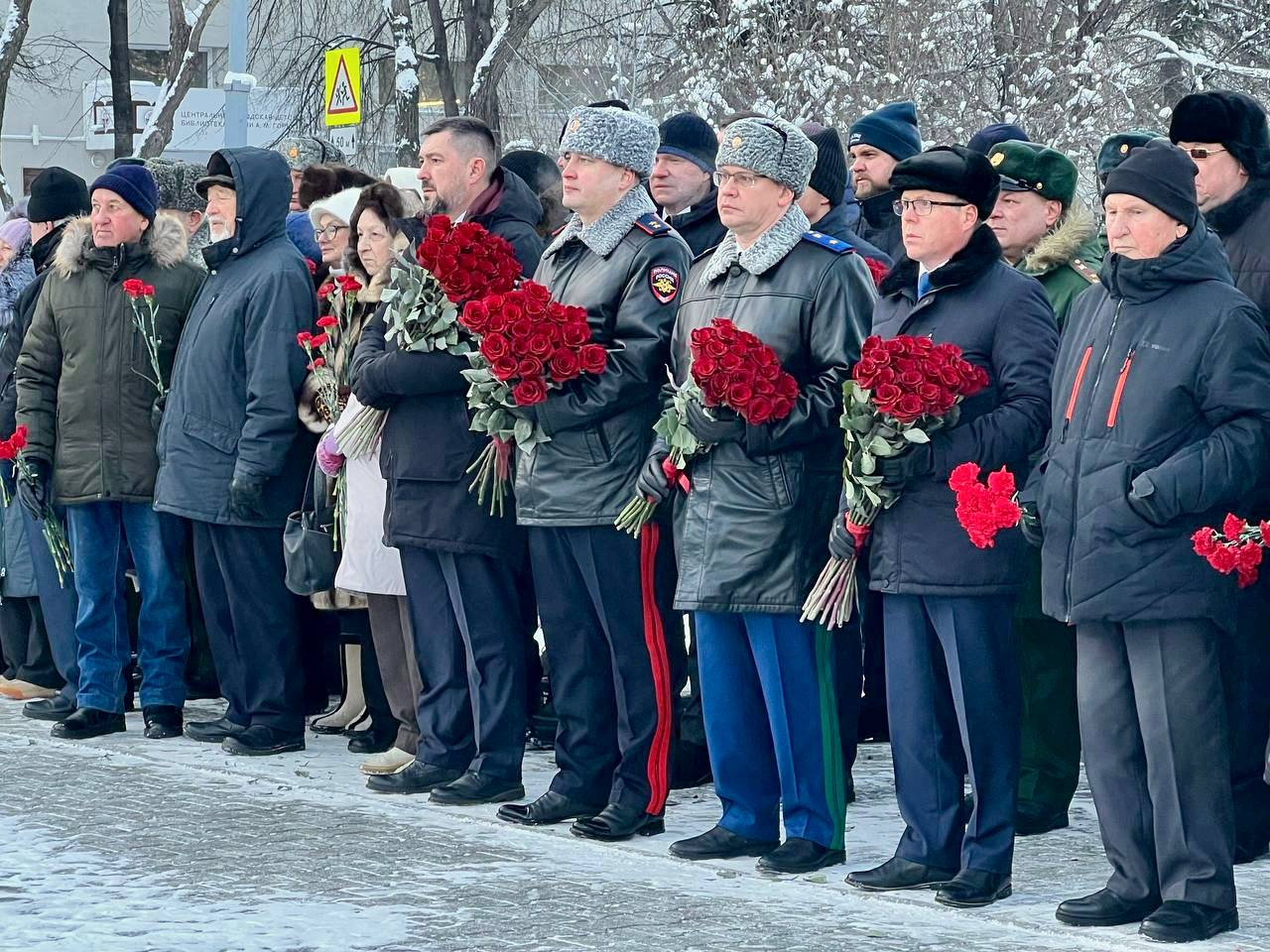 Прокурор области принял участие в торжественном возложении цветов и венков в День Героев России