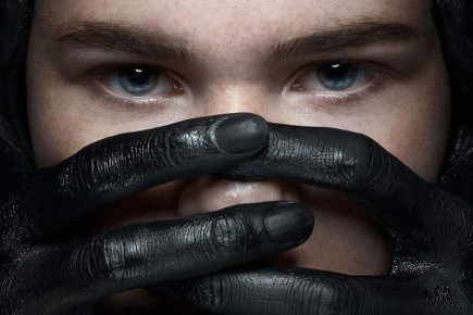 Попала на немецкие обложки BDSM-книг: фотосессия у «крутого фотографа» обернулась кошмаром для школьницы из Магнитогорска