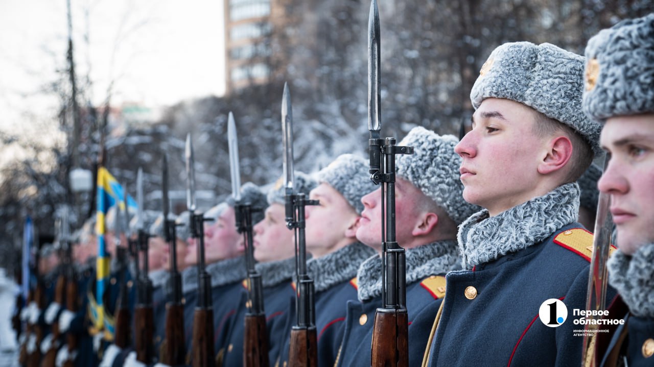 В Челябинске прошло возложение цветов и венков в День Героев России В Челябинске прошло возложение цветов и венков в День Героев России
