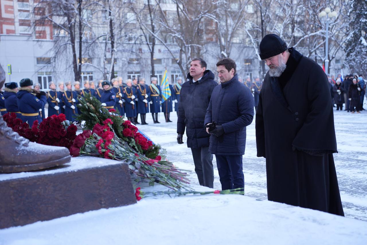 В Челябинске состоялось торжественное возложение цветов и венков в День Героев Отечества