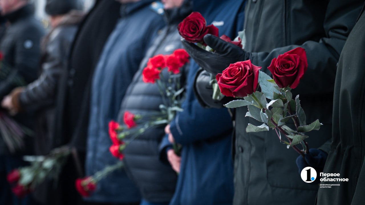 В Челябинске прошло возложение цветов и венков в День Героев России В Челябинске прошло возложение цветов и венков в День Героев России