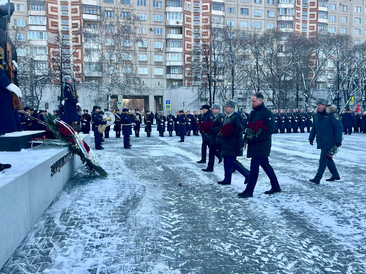 Прокурор области принял участие в торжественном возложении цветов и венков в День Героев России Прокурор области принял участие в торжественном возложении цветов и венков в День Героев России
