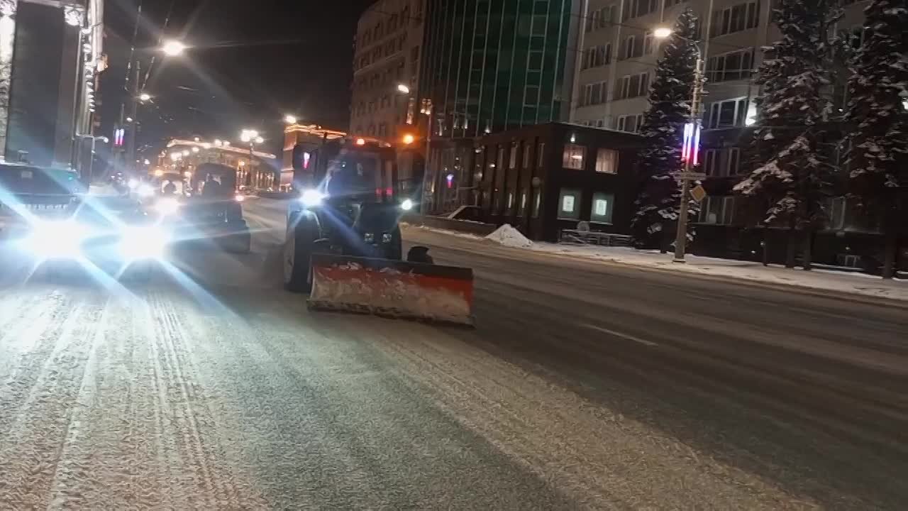 Минувшей ночью дороги в Челябинске расчищали 135 единиц техники и 165 рабочих