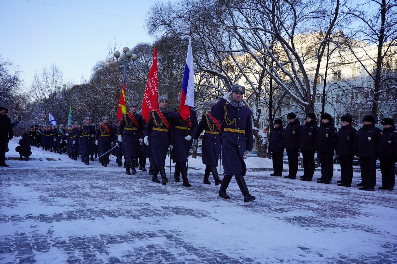 Руководитель ГУ МВД России по Челябинской области Сергей Космачев принял участие в торжественном возложении цветов и венков в память о Героях Отечества Руководитель ГУ МВД России по Челябинской области Сергей Космачев принял участие в торжественном возложении цветов и венков в память о Героях Отечества