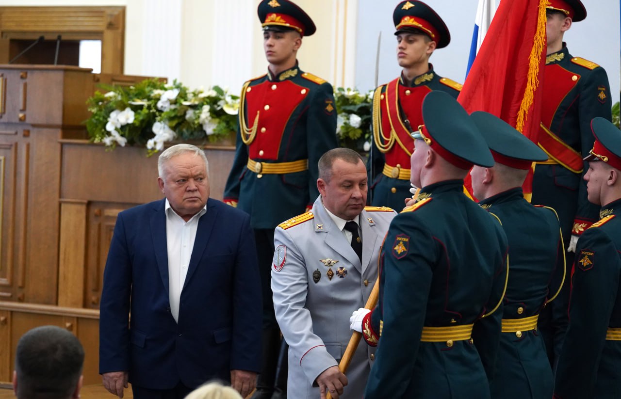 В День Героев Отечества по инициативе представителя Общественного совета при областном главке Антона Николаева состоялась торжественная церемония передачи копий боевых знамен В День Героев Отечества по инициативе представителя Общественного совета при областном главке Антона Николаева состоялась торжественная церемония передачи копий боевых знамен