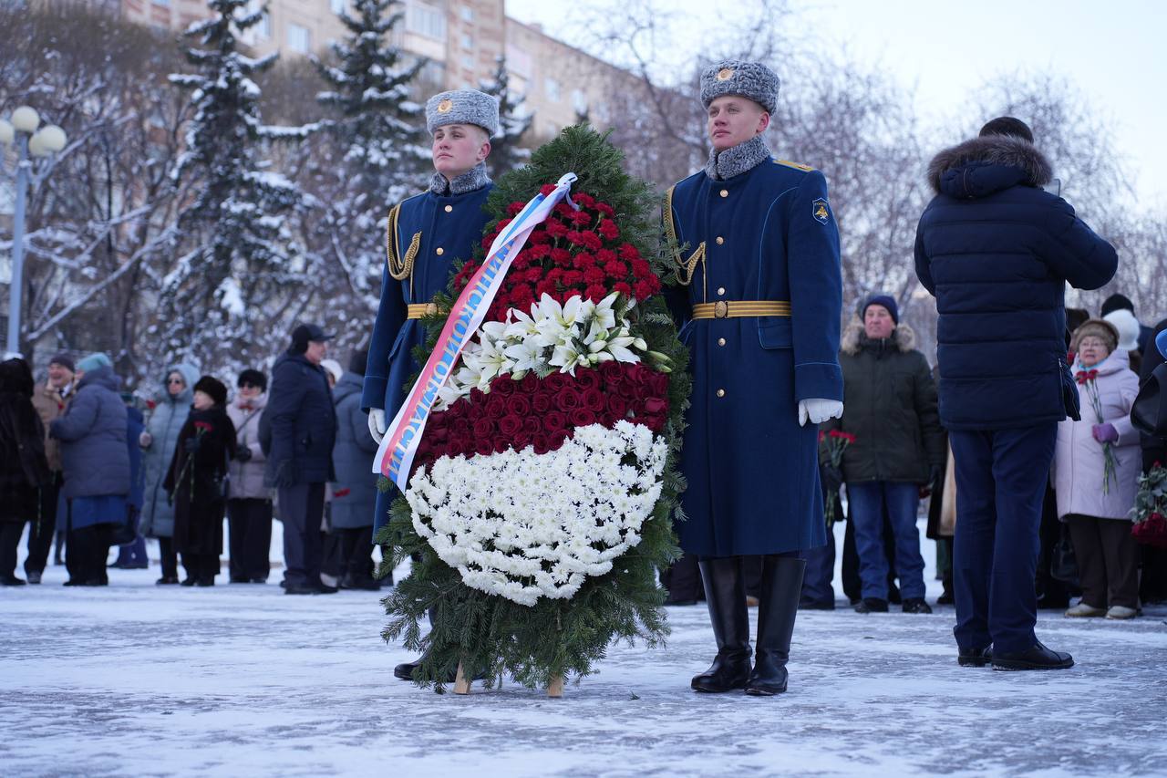 В Челябинске состоялось торжественное возложение цветов и венков в День Героев Отечества В Челябинске состоялось торжественное возложение цветов и венков в День Героев Отечества