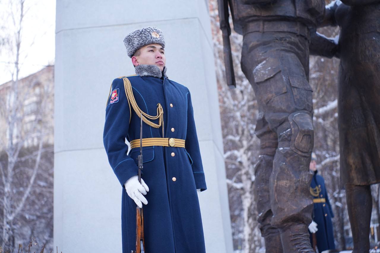 Память Героев Отечества в Челябинске почтили возложением цветов Память Героев Отечества в Челябинске почтили возложением цветов