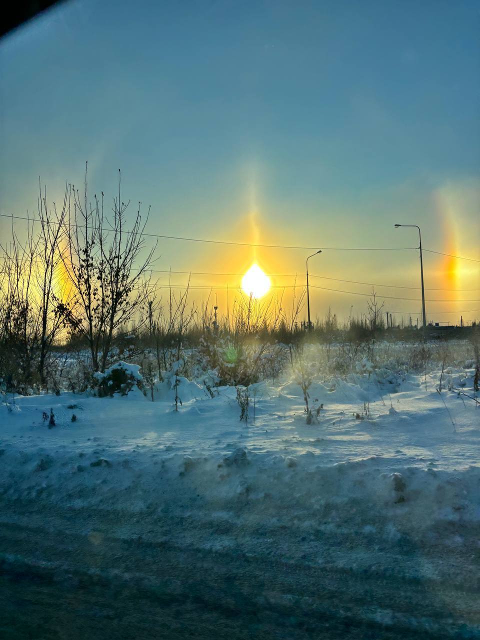 Морозное чудо в небе: челябинцы запечатлели редкое явление
