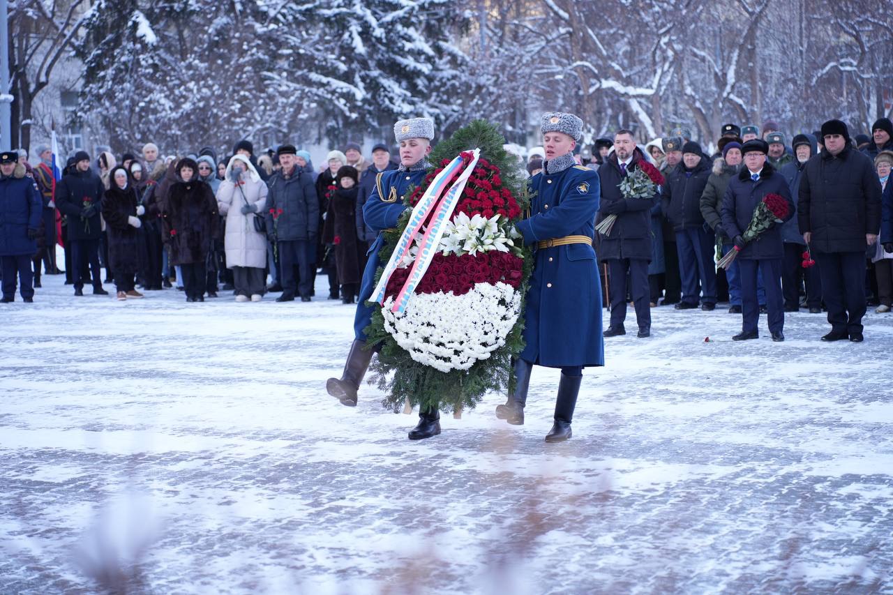 Память Героев Отечества в Челябинске почтили возложением цветов Память Героев Отечества в Челябинске почтили возложением цветов