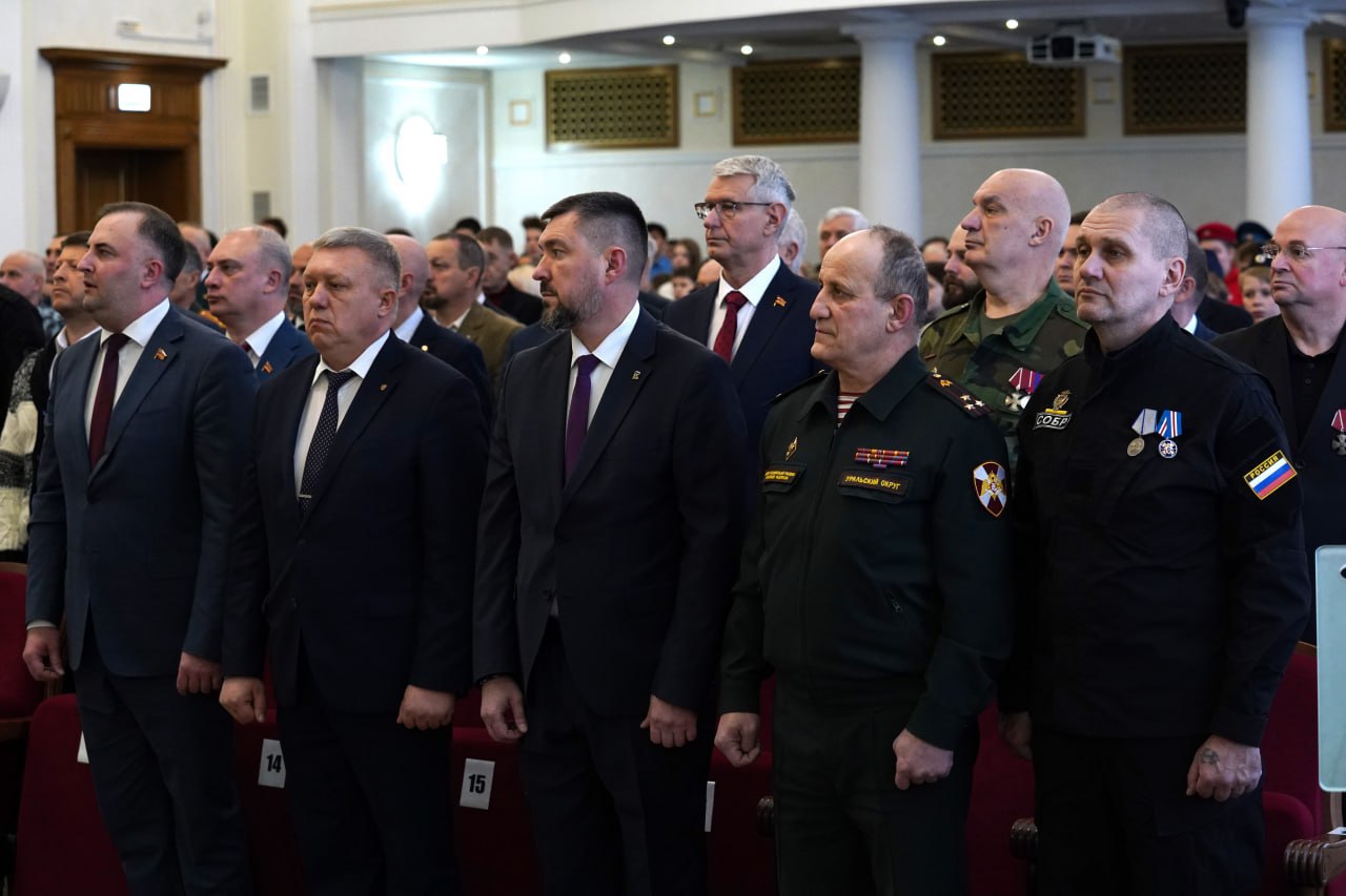 В День Героев Отечества по инициативе представителя Общественного совета при областном главке Антона Николаева состоялась торжественная церемония передачи копий боевых знамен