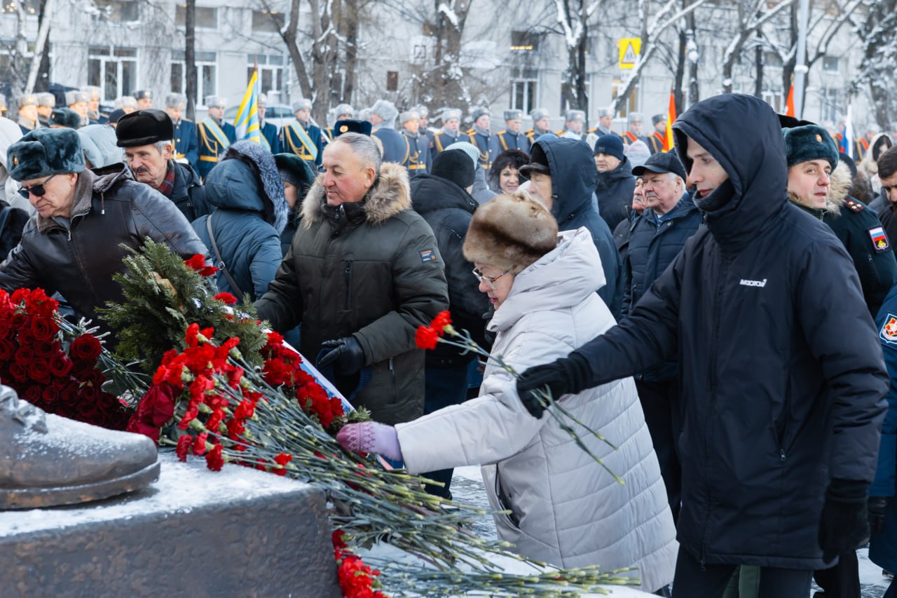 В Челябинске почтили память Героев Отечества В Челябинске почтили память Героев Отечества