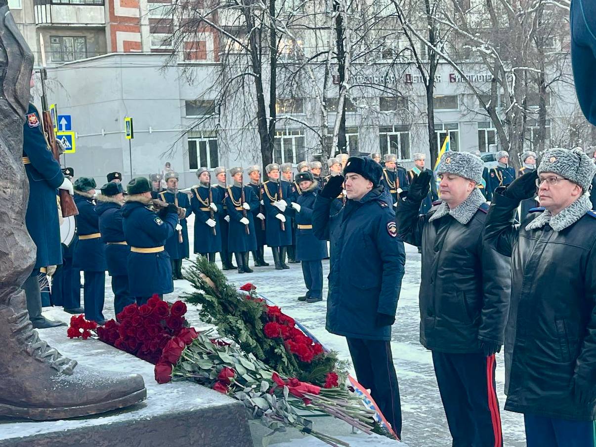 Прокурор области принял участие в торжественном возложении цветов и венков в День Героев России Прокурор области принял участие в торжественном возложении цветов и венков в День Героев России