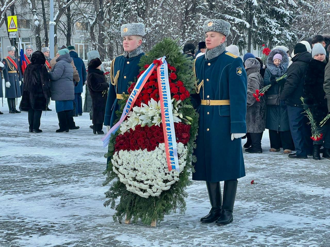 Прокурор области принял участие в торжественном возложении цветов и венков в День Героев России Прокурор области принял участие в торжественном возложении цветов и венков в День Героев России