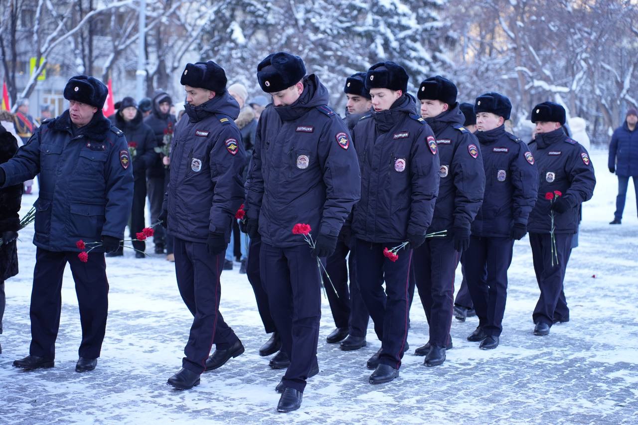 Память Героев Отечества в Челябинске почтили возложением цветов Память Героев Отечества в Челябинске почтили возложением цветов