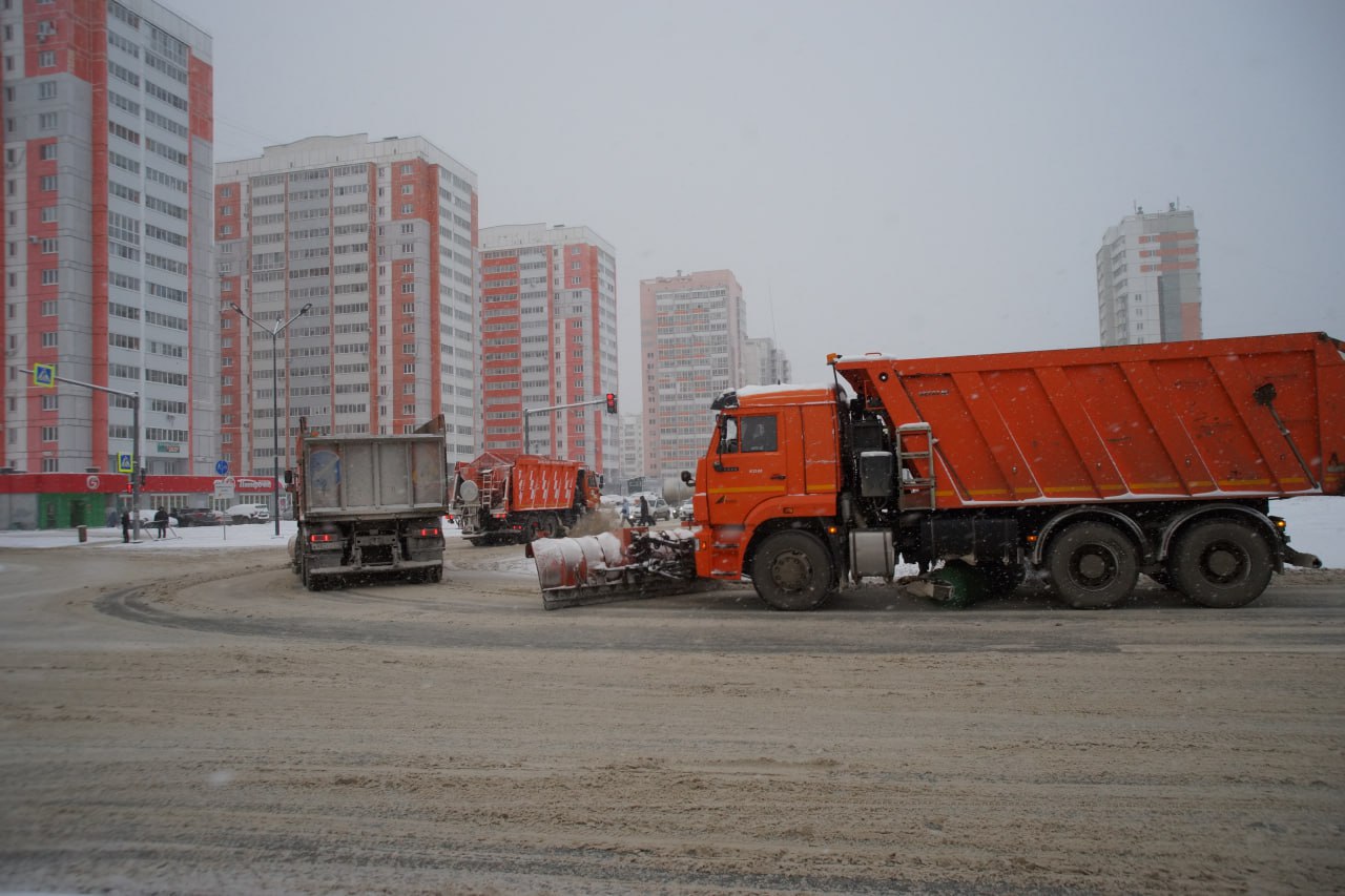 В Челябинске на уборку снега вывели более 300 единиц техники