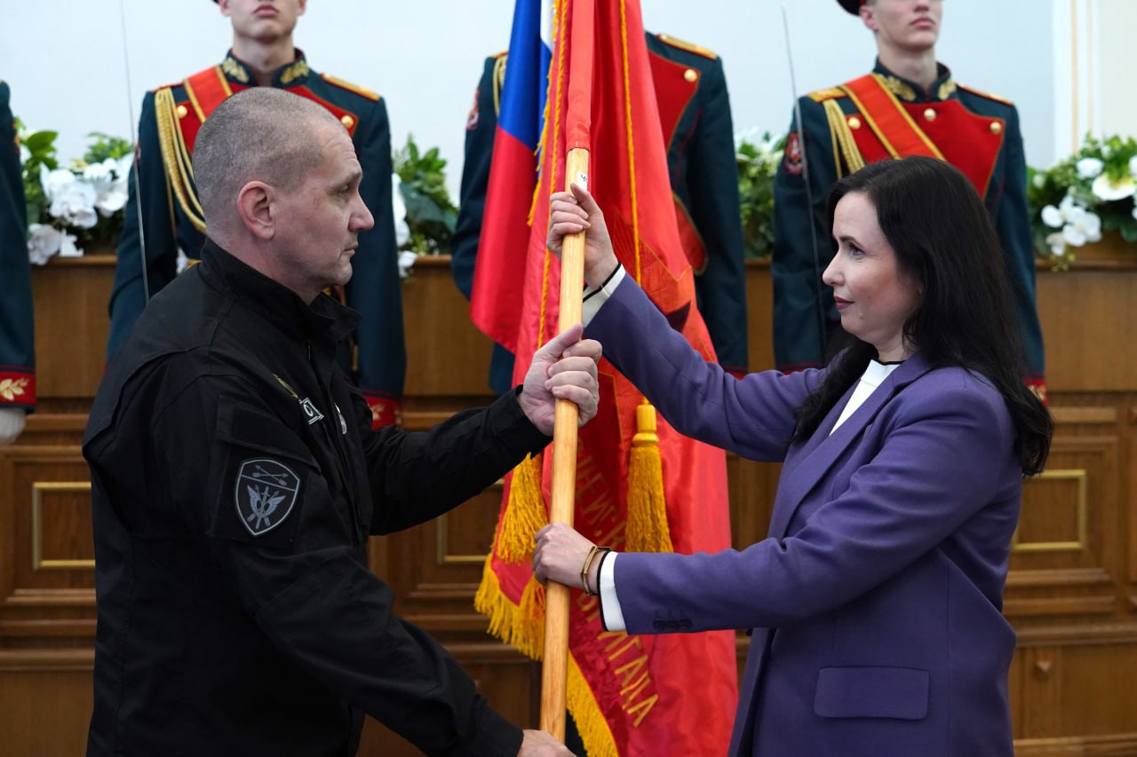 В День Героев Отечества по инициативе представителя Общественного совета при областном главке Антона Николаева состоялась торжественная церемония передачи копий боевых знамен В День Героев Отечества по инициативе представителя Общественного совета при областном главке Антона Николаева состоялась торжественная церемония передачи копий боевых знамен
