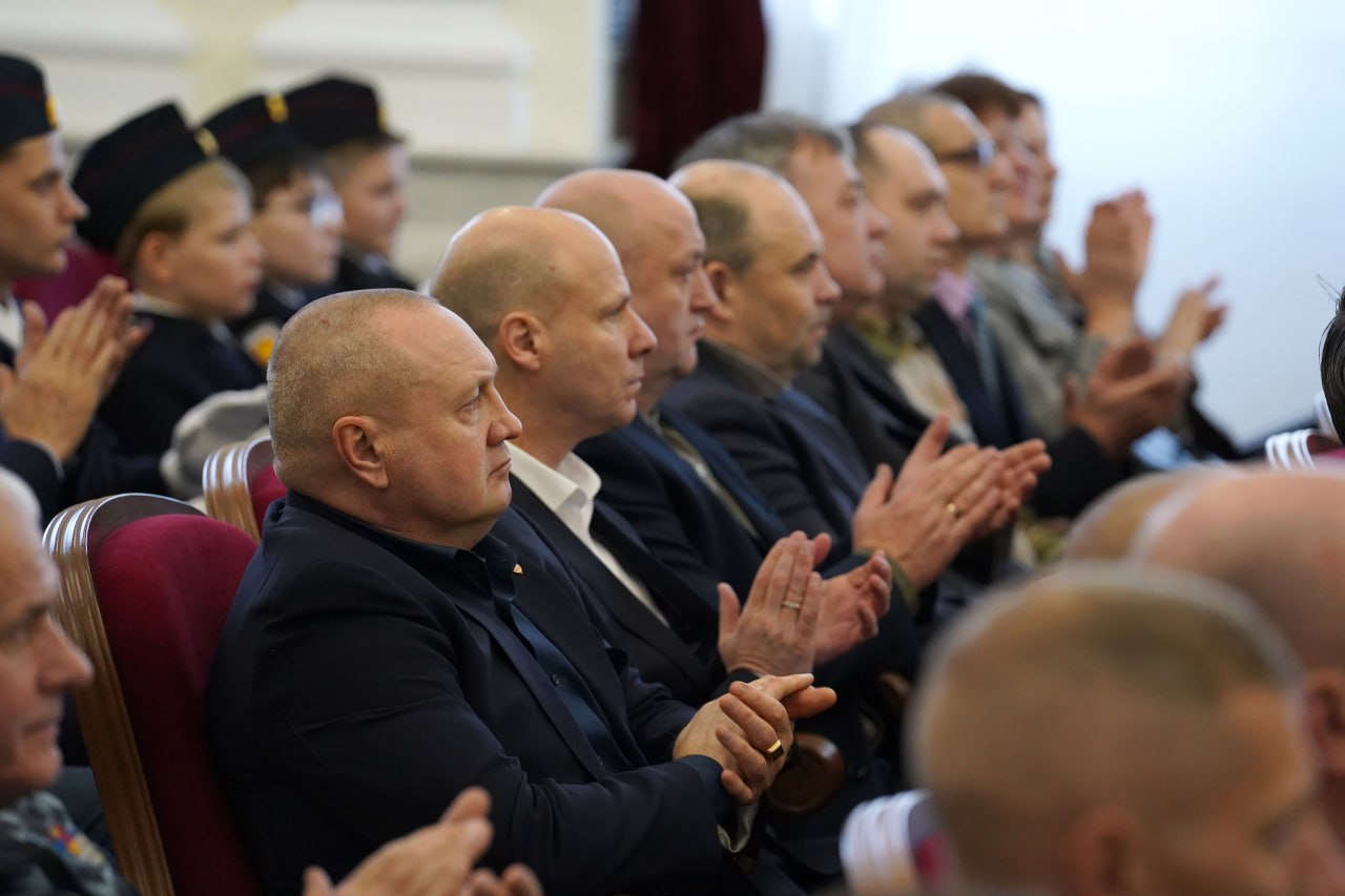 В День Героев Отечества по инициативе представителя Общественного совета при областном главке Антона Николаева состоялась торжественная церемония передачи копий боевых знамен В День Героев Отечества по инициативе представителя Общественного совета при областном главке Антона Николаева состоялась торжественная церемония передачи копий боевых знамен