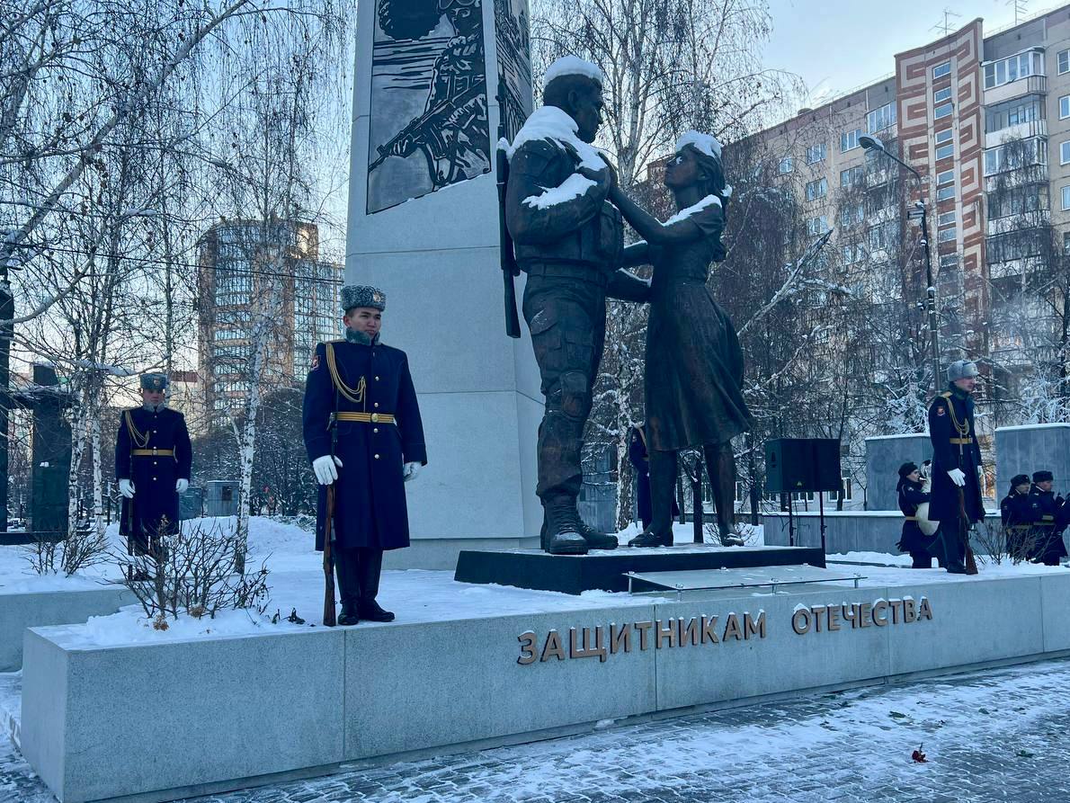 Прокурор области принял участие в торжественном возложении цветов и венков в День Героев России Прокурор области принял участие в торжественном возложении цветов и венков в День Героев России