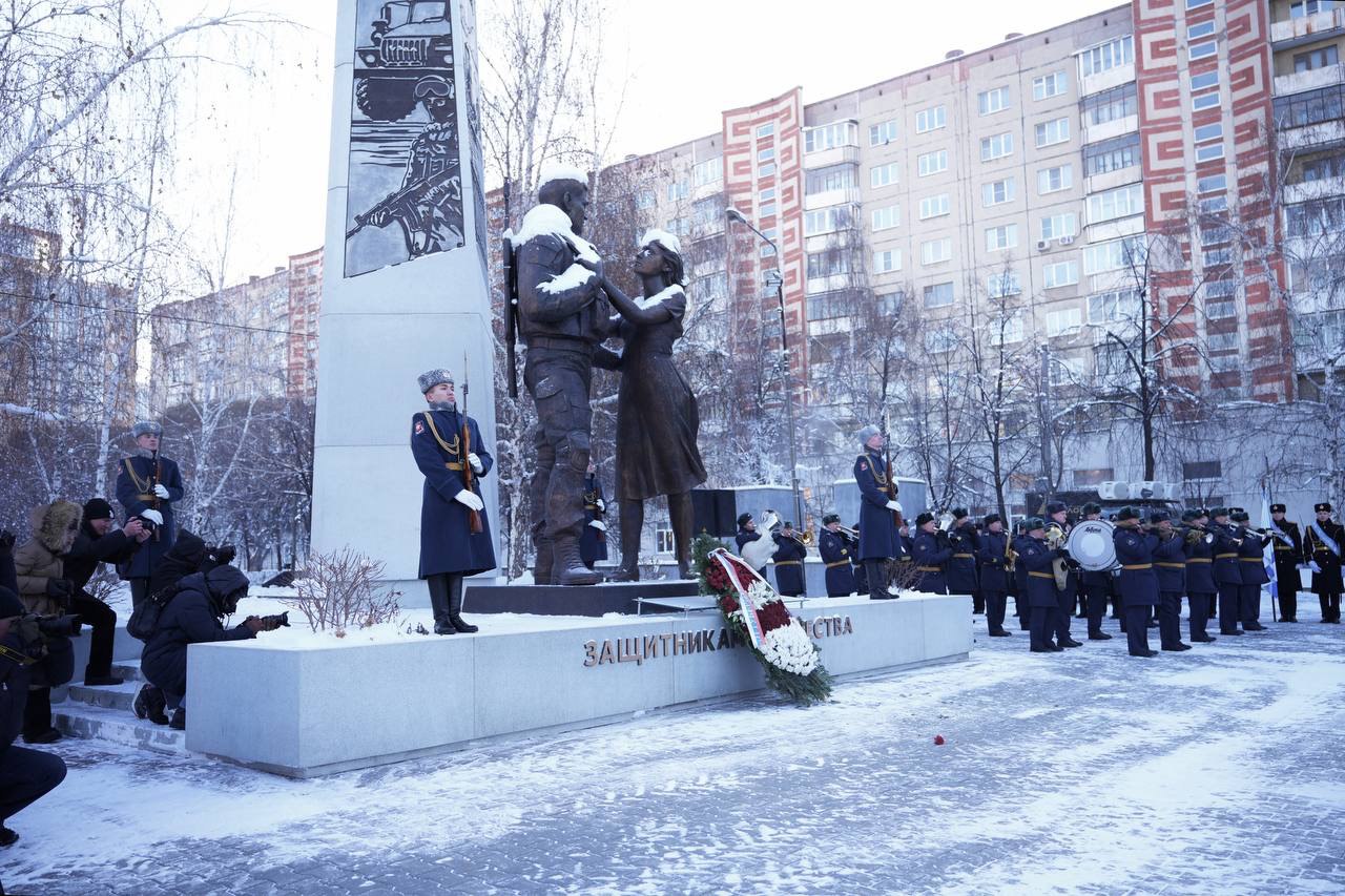 Память Героев Отечества в Челябинске почтили возложением цветов Память Героев Отечества в Челябинске почтили возложением цветов