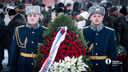 В Челябинске прошло возложение цветов и венков в День Героев России