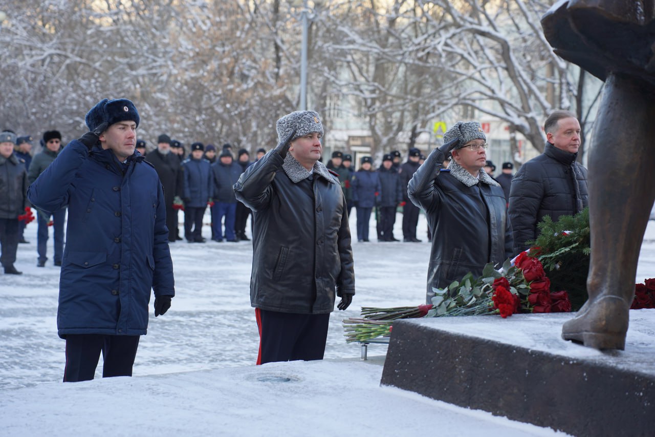Руководитель ГУ МВД России по Челябинской области Сергей Космачев принял участие в торжественном возложении цветов и венков в память о Героях Отечества Руководитель ГУ МВД России по Челябинской области Сергей Космачев принял участие в торжественном возложении цветов и венков в память о Героях Отечества