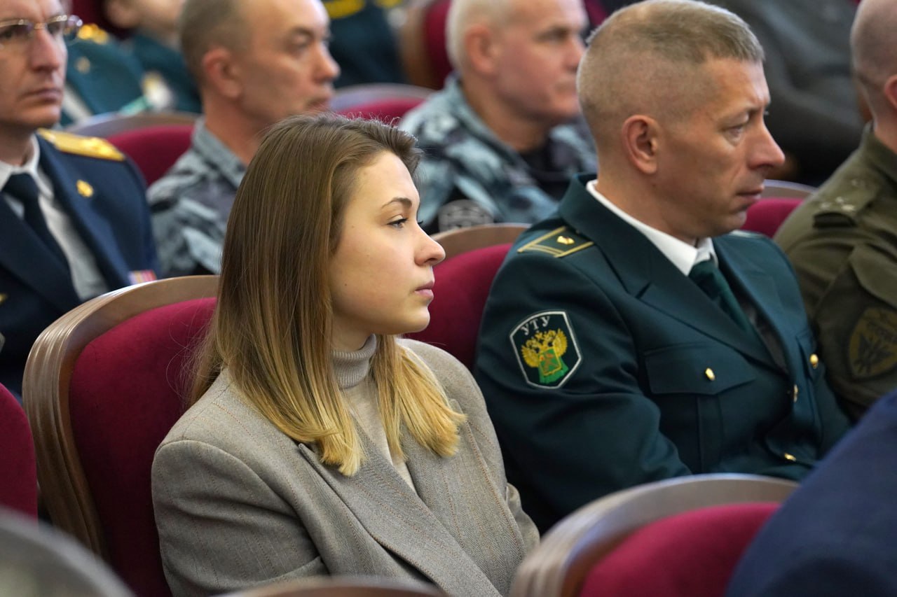 В День Героев Отечества по инициативе представителя Общественного совета при областном главке Антона Николаева состоялась торжественная церемония передачи копий боевых знамен В День Героев Отечества по инициативе представителя Общественного совета при областном главке Антона Николаева состоялась торжественная церемония передачи копий боевых знамен