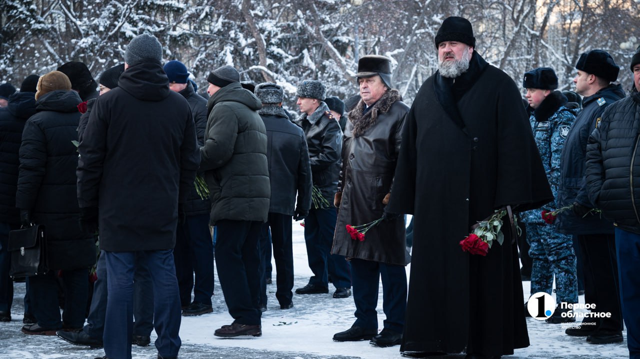 В Челябинске прошло возложение цветов и венков в День Героев России В Челябинске прошло возложение цветов и венков в День Героев России