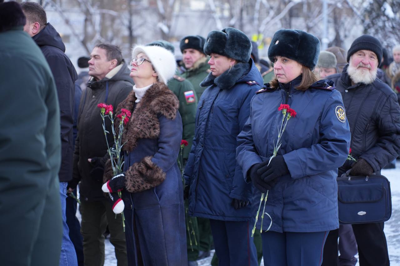 В Челябинске состоялось торжественное возложение цветов и венков в День Героев Отечества В Челябинске состоялось торжественное возложение цветов и венков в День Героев Отечества