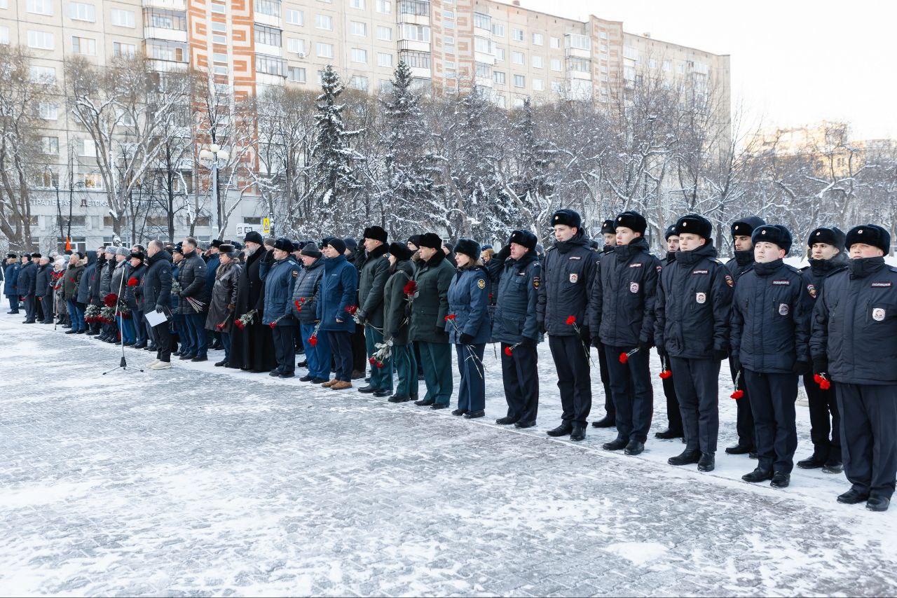 В Челябинске почтили память Героев Отечества В Челябинске почтили память Героев Отечества
