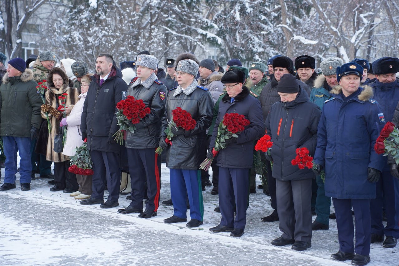 Руководитель ГУ МВД России по Челябинской области Сергей Космачев принял участие в торжественном возложении цветов и венков в память о Героях Отечества Руководитель ГУ МВД России по Челябинской области Сергей Космачев принял участие в торжественном возложении цветов и венков в память о Героях Отечества