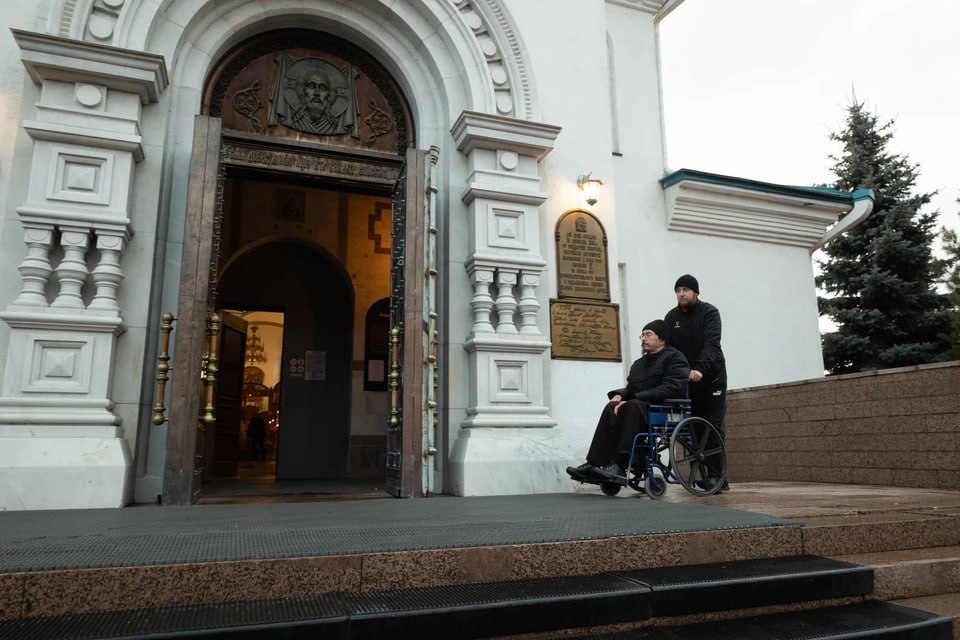 В Челябинске служит священник на инвалидной коляске