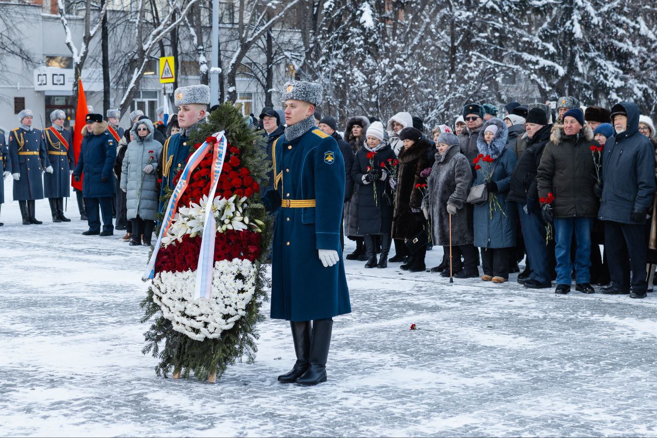 В Челябинске почтили память Героев Отечества В Челябинске почтили память Героев Отечества