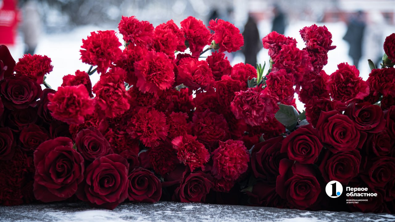 В Челябинске прошло возложение цветов и венков в День Героев России В Челябинске прошло возложение цветов и венков в День Героев России