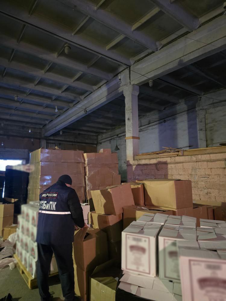 В Каслинском районе полицейские пресекли деятельность крупного подпольного цеха по производству контрафактного алкоголя В Каслинском районе полицейские пресекли деятельность крупного подпольного цеха по производству контрафактного алкоголя