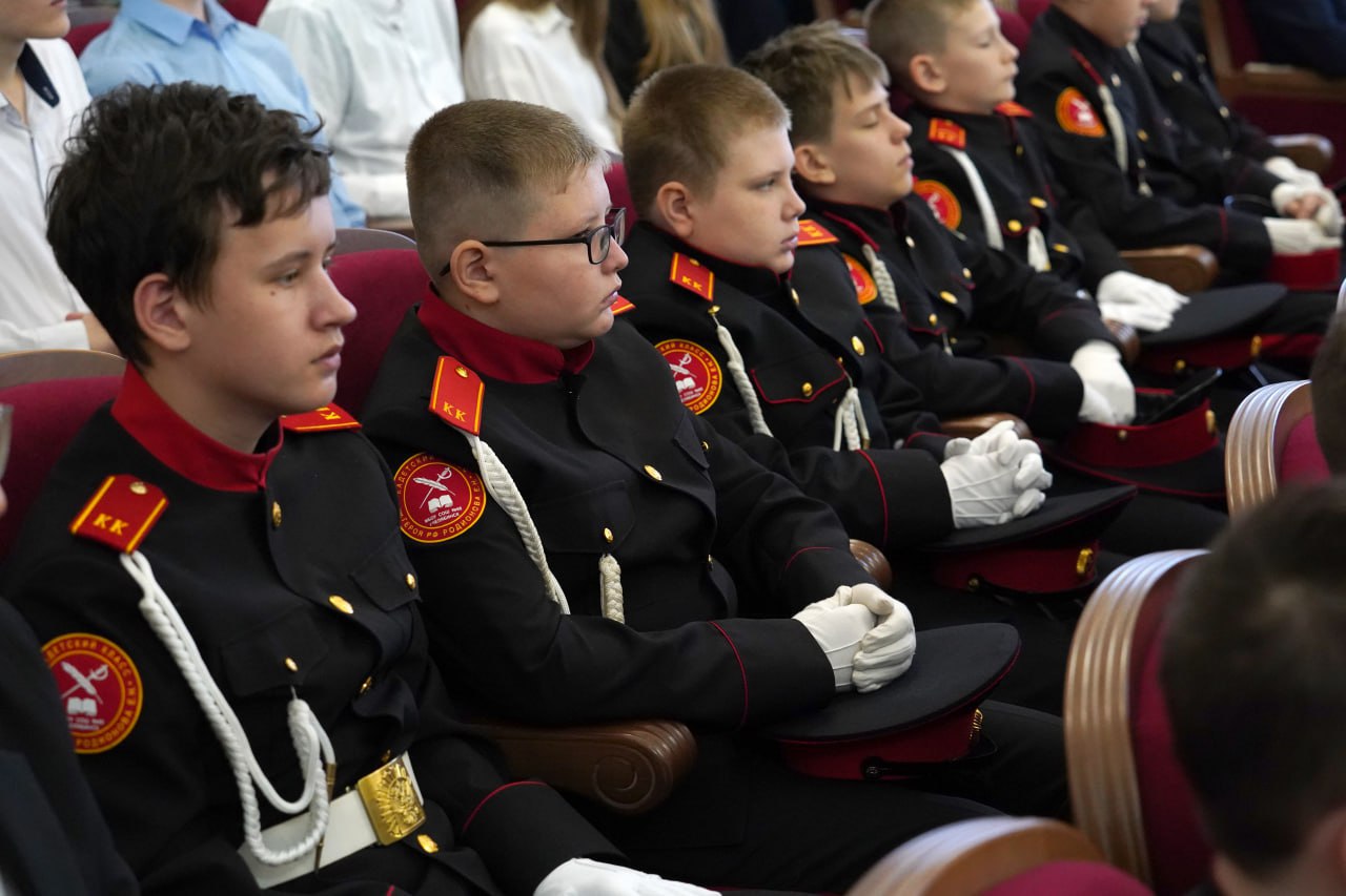 В День Героев Отечества по инициативе представителя Общественного совета при областном главке Антона Николаева состоялась торжественная церемония передачи копий боевых знамен В День Героев Отечества по инициативе представителя Общественного совета при областном главке Антона Николаева состоялась торжественная церемония передачи копий боевых знамен