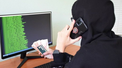 Больше часа полицейские убеждали женщину не переводить деньги мошенникам