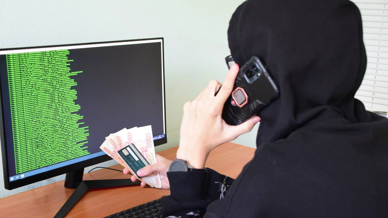 Больше часа полицейские убеждали женщину не переводить деньги мошенникам