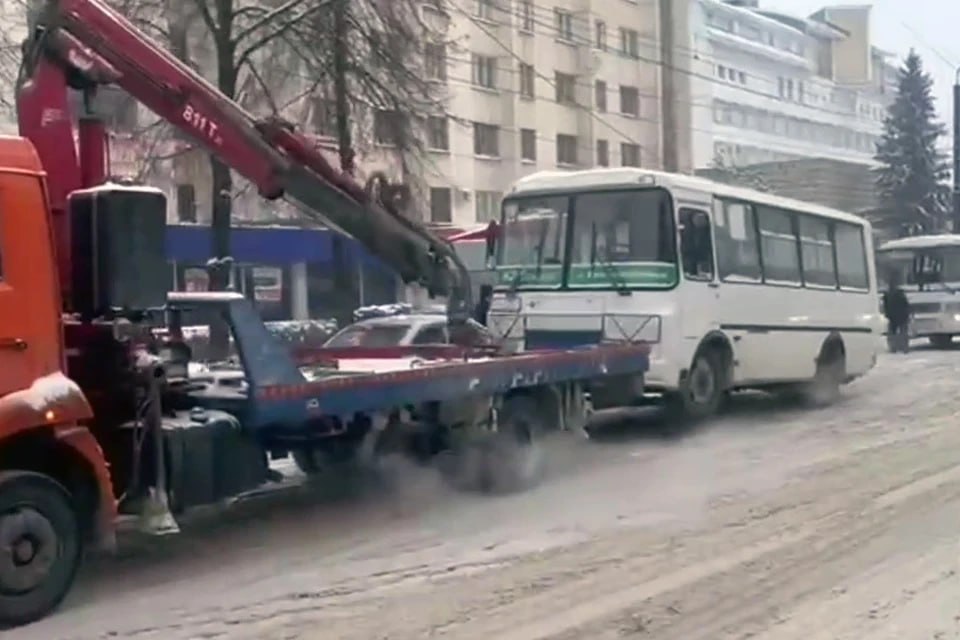 Без руля и тормозов: в Челябинске пассажиров перевозили неисправные маршрутки