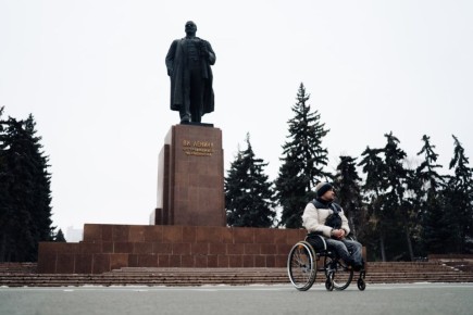 Каждая ступенька — западня: штурмуем городскую среду вместе с лишившимся ног бойцом СВО