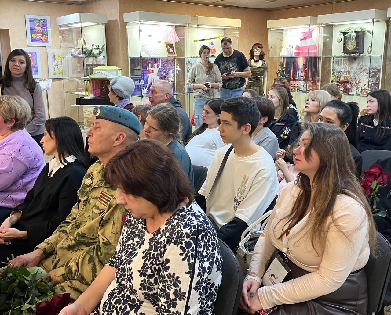 В Копейске открылась выставка «Родные лица Героев» В Копейске открылась выставка «Родные лица Героев»