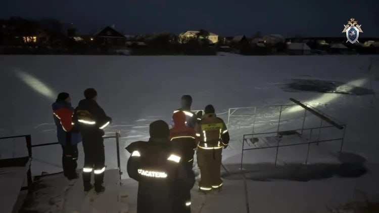 Водитель пропал в замерзающей воде: машина с четырьмя людьми провалилась под лед на озере в Курганской области Водитель пропал в замерзающей воде: машина с четырьмя людьми провалилась под лед на озере в Курганской области