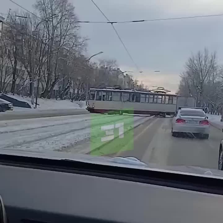 На Российской второй раз день трамвай сошел с рельс