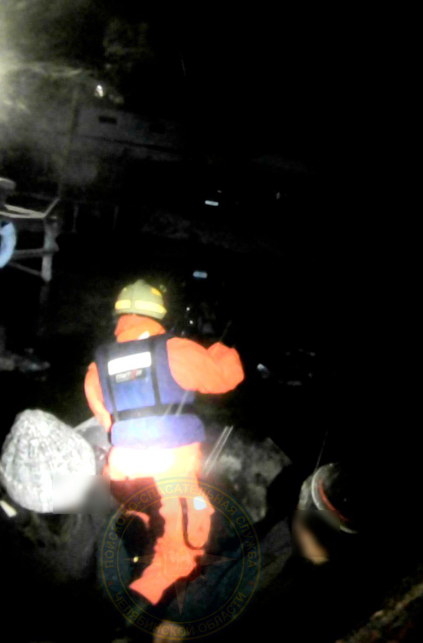 Туристка случайно отрубила себе часть большого пальца топором на базе отдыха в Челябинске, когда растапливала печь Туристка случайно отрубила себе часть большого пальца топором на базе отдыха в Челябинске, когда растапливала печь