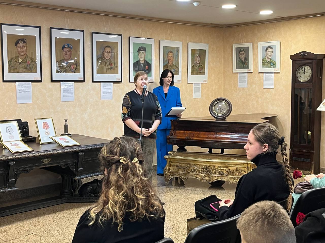 В Копейске открылась выставка «Родные лица Героев» В Копейске открылась выставка «Родные лица Героев»